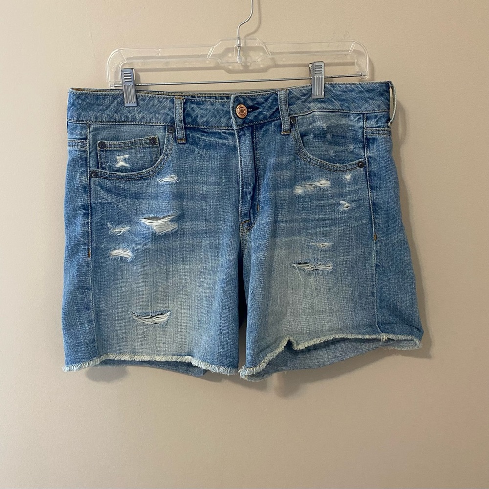 NWT AMERICAN EAGLE Boy Fit Mid-Rise Distressed Lightwash Denim Shorts